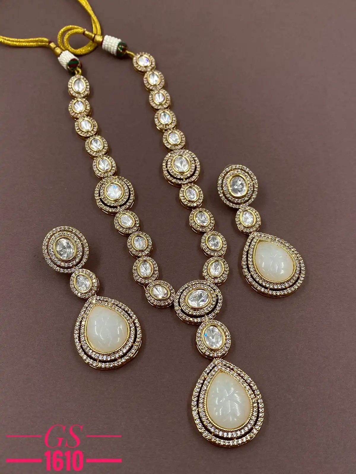 Niranjana , elegant Kundan Necklace Set for Women -NEERA001KNA